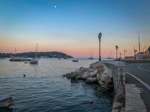 Where Do Cruise Ships Dock in Villefranche ?